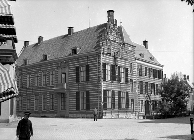 400120 Gezicht op Paushuize (Kromme Nieuwegracht 49) te Utrecht.